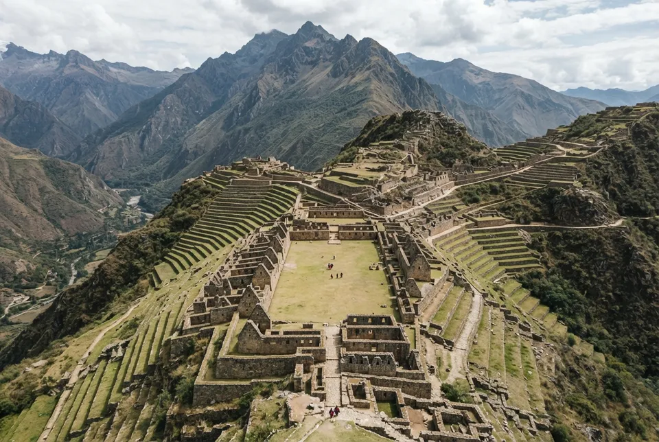 Plano urbano de ciudad inca secundaria mostrando terrazas, muros trapezoidales y plaza central