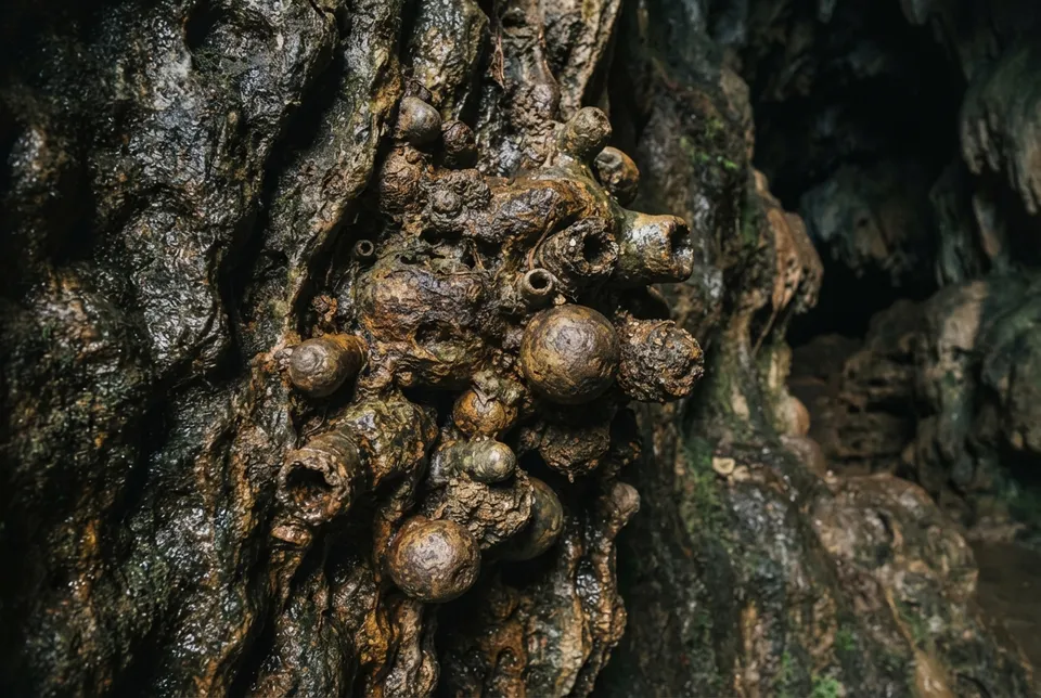 Formaciones naturales de esferas de piedra en cuevas de Baigong, China, con texturas geológicas visibles.