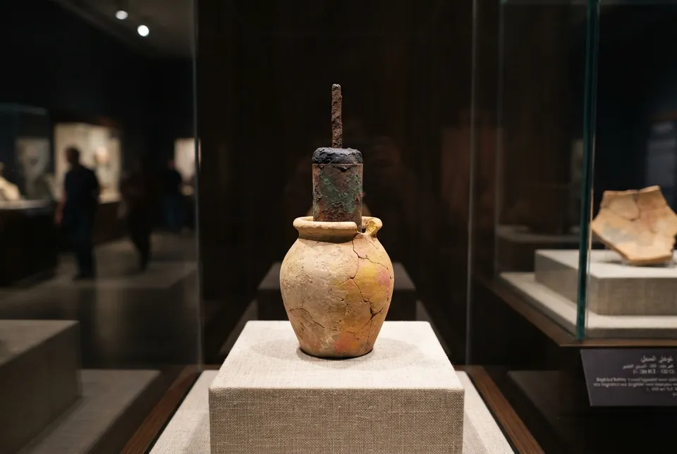 Fotografía documental del artefacto conocido como la pila de Bagdad, mostrando su estructura metálica cilíndrica