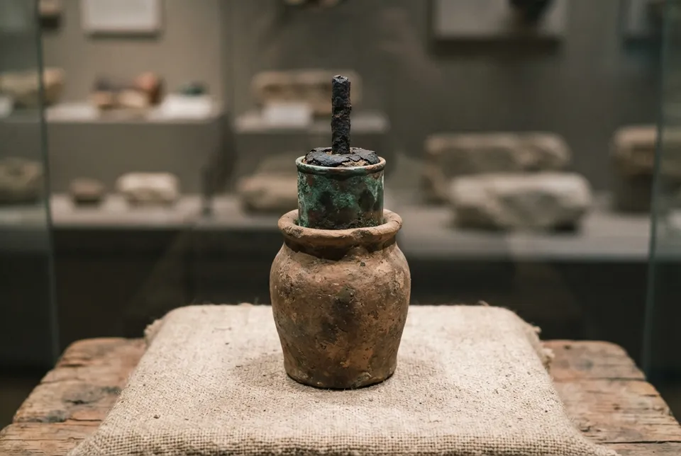 Detalle del artefacto de la pila de Bagdad mostrando sus componentes metálicos y aislantes