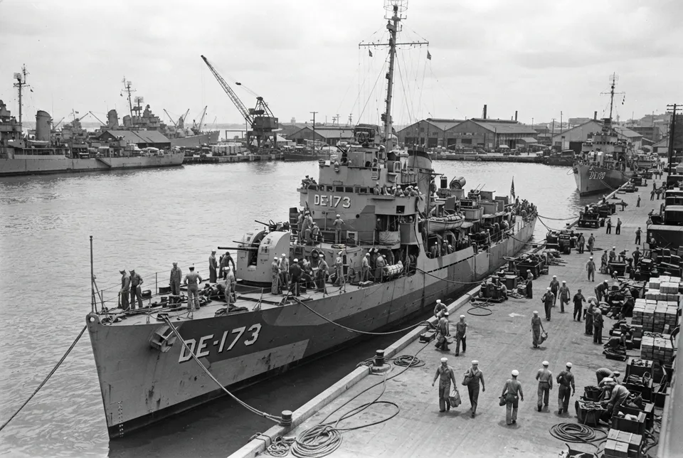 El USS Eldridge amarrado en una base naval durante la Segunda Guerra Mundial